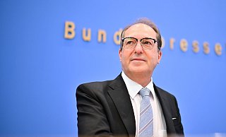 Innenminister Alexander Dobrindt (CSU) kündigte an, dass die im Koalitionsvertrag mit der SPD vereinbarte dreimonatige Speicherung von IP-Adressen zügig umgesetzt wird. - Sebastian Christoph Gollnow/dpa Innenminister Alexander Dobrindt (CSU) kündigte an, dass die im Koalitionsvertrag mit der SPD vereinbarte dreimonatige Speicherung von IP-Adressen zügig umgesetzt wird. - Sebastian Christoph Gollnow/dpa