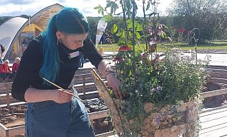 Mit ihrer Pflanzarbeit zum Thema "Biene, Schmetterling, Elfe und Co." hat Merle Lödige nicht nur die Besucher, sondern auch die Jury begeistert. - Michaela Weiße Mit ihrer Pflanzarbeit zum Thema "Biene, Schmetterling, Elfe und Co." hat Merle Lödige nicht nur die Besucher, sondern auch die Jury begeistert. - Michaela Weiße