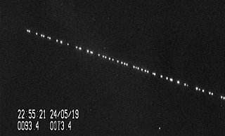 Über der südholländischen Stadt Leiden hat der niederländische Astronom Marco Langbroek die Satelliten des Starlink-Projekts nicht einmal 24 Stunden nach ihrem Start fotografiert. Kürzlich waren die Lichtpunkte auch über dem Lemgoer Ortsteil Brake zu sehen. - Marco Langbroek, Leiden, Niederlande