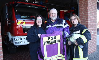 Die lila-farbene Weste zeigt an, dass Britta Heuckeroth (v. l.), Michael Bschorr und Petra Schubert zum PSU-Team der Freiwilligen Feuerwehr Leopoldshöhe gehören. Teils übernehmen sie auch Aufgaben bei Einsätzen im gesamten Kreis und halten ihren Kameraden so oft den Rücken frei. - Birgit Guhlke Die lila-farbene Weste zeigt an, dass Britta Heuckeroth (v. l.), Michael Bschorr und Petra Schubert zum PSU-Team der Freiwilligen Feuerwehr Leopoldshöhe gehören. Teils übernehmen sie auch Aufgaben bei Einsätzen im gesamten Kreis und halten ihren Kameraden so oft den Rücken frei. - Birgit Guhlke