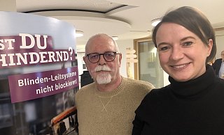 Rolf Schnülle ist neuer Behindertenbeauftragter des Kreises Lippe. Monika Heel, Inklusions-Beauftragte beim Kreis, heißt ihn willkommen. - Martin Hostert