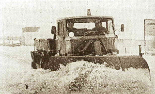 Alle verfügbaren Schneepflüge und -schieber von Stadt, Kreis und Landesstraßenbehörde sind am 14. Februar 1979 im Kreis Lippe im Einsatz, um den Schneemassen Herr zu werden. Wer auf verschneiten und vereisten Straßen anhalten musste, hing hoffnungslos fest. - U. Lehmeier/LZ Alle verfügbaren Schneepflüge und -schieber von Stadt, Kreis und Landesstraßenbehörde sind am 14. Februar 1979 im Kreis Lippe im Einsatz, um den Schneemassen Herr zu werden. Wer auf verschneiten und vereisten Straßen anhalten musste, hing hoffnungslos fest. - U. Lehmeier/LZ