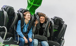 Adrenalin pur: Mit dem neuen Fahrgeschäft „The Beast" geht es für LZ-Leserin Marie-Sophie Buch und Redakteurin Janet König in luftige 24 Meter Höhe – der Looping ist natürlich inklusive. - Jannik Stodiek Adrenalin pur: Mit dem neuen Fahrgeschäft „The Beast" geht es für LZ-Leserin Marie-Sophie Buch und Redakteurin Janet König in luftige 24 Meter Höhe – der Looping ist natürlich inklusive. - Jannik Stodiek