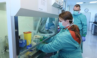 Birthe Tegelhütter, Biologisch Technische Assistentin, arbeitet für das Foto an der Sicherheitswerkbank und zeigt, wie sie eine Probe des Corona-Virus vorbereiten würde. Laborleiter Carsten Tiemann schaut ihr über die Schulter. - Alexandra Schaller Birthe Tegelhütter, Biologisch Technische Assistentin, arbeitet für das Foto an der Sicherheitswerkbank und zeigt, wie sie eine Probe des Corona-Virus vorbereiten würde. Laborleiter Carsten Tiemann schaut ihr über die Schulter. - Alexandra Schaller