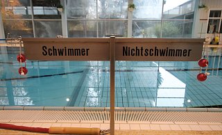 Im Hallenbad Rehme sind Schwimmer und Nichtschwimmer-Bereich durch Schilder gekennzeichnet. Während eines Schwimmkurses ist ein Sechsjähriger aus Kalletal 2018 ertrunken. - Ulf Hanke Im Hallenbad Rehme sind Schwimmer und Nichtschwimmer-Bereich durch Schilder gekennzeichnet. Während eines Schwimmkurses ist ein Sechsjähriger aus Kalletal 2018 ertrunken. - Ulf Hanke