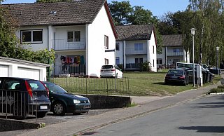 Wohngebiet mit Problemen: Das wilde Parken auf den Rasenflächen gehört wie die Mülltrennung zu den Punkten, die immer wieder zu Konflikten am Dören führen. - Marianne Schwarzer