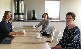 Auf die Eröffnung des neuen Dorfcafés in Hörstmar freuen sich (von links) Isabell Matejek, Leiterin bei „Das Dach" in Lemgo, Regine Schmelzer von der Stadtverwaltung sowie Sabine Soltau, verantwortlich für die Tagesstätte in Lage. - Till Brand