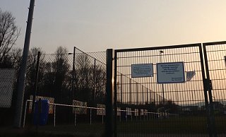 Wenn es d&auml;mmert, wird das Flutlicht am Kunstrasenplatz des TuS Asemissen angeschaltet. Bis in jede Ecke reicht das Licht aber nicht. Das will der TuS gerne &auml;ndern lassen. - Birgit Guhlke