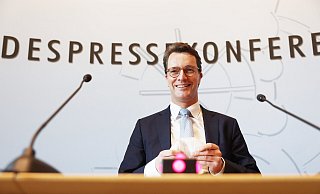 Hendrik Wüst (CDU), Ministerpräsident von Nordrhein-Westfalen, im Landtag. - Oliver Berg/dpa