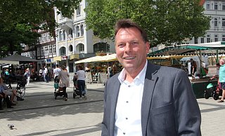 Bürgermeister Frank Hilker ist gerne in der Detmolder Innenstadt unterwegs. - Jana Beckmann