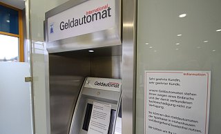 Die Volksbank Bad Salzuflen informiert in ihrer Geschäftsstelle Hohenhausen per Aushang über die ausgefallenen Geldautomaten und den Einbruch. - Jens Rademacher
