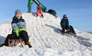 Jan-Ole, Zina und Fritz (von links) genießen sichtlich den Rodel-Spaß im Schnee. - Sandra Castrup