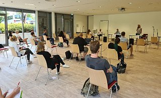 Im Bürgerhaus diskutieren Jugendliche mit Bürgermeisterkandidaten. - Johanna Müller