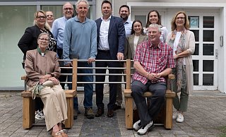Weihen die neue Hopp-ma-Haltestelle ein: (vorn von links) Marion Kettelhake, Vorsitzende des Seniorenbeirats Detmold, Claudio Berthold, Vorsitzender des Beirats für Belange der Menschen mit Behinderung. (hinten von links) Sabine Rosner (In Zukunft Detmold), Kathrin Heyne (Team Verkehr, Stadt Detmold), Christian Schmidt (die Händler), Hubertus Stolte (Lebenshilfe), Bürgermeister Frank Hilker, Maximilian Seidel (Lebenshilfe), Ann-Christin Lüersen (In Zukunft Detmold), Denise Spintzyk (die Händler), Gabi Disse (Koordination Seniorenarbeit Stadt Detmold). - Torben Gocke Weihen die neue Hopp-ma-Haltestelle ein: (vorn von links) Marion Kettelhake, Vorsitzende des Seniorenbeirats Detmold, Claudio Berthold, Vorsitzender des Beirats für Belange der Menschen mit Behinderung. (hinten von links) Sabine Rosner (In Zukunft Detmold), Kathrin Heyne (Team Verkehr, Stadt Detmold), Christian Schmidt (die Händler), Hubertus Stolte (Lebenshilfe), Bürgermeister Frank Hilker, Maximilian Seidel (Lebenshilfe), Ann-Christin Lüersen (In Zukunft Detmold), Denise Spintzyk (die Händler), Gabi Disse (Koordination Seniorenarbeit Stadt Detmold). - Torben Gocke