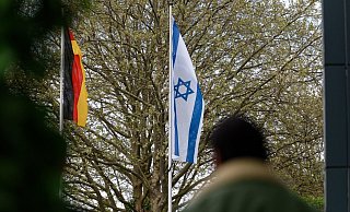 Die Stadt Solingen hat erneut eine israelische Flagge vor dem Rathaus gehisst. Zuvor war eine solche dort verbrannt worden. - Foto: Henning Kaiser/dpa Die Stadt Solingen hat erneut eine israelische Flagge vor dem Rathaus gehisst. Zuvor war eine solche dort verbrannt worden. - Foto: Henning Kaiser/dpa