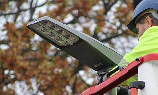 Es wird gebaut: in den Barntruper Ortsteilen Selbeck und Sommersell wird derzeit die Straßenbeleuchtung auf LED-Lampen umgerüstet. - Sylvia Frevert(LZ)