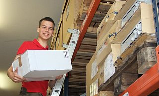 Der neue Mann zwischen den Regalen und Schränken, in denen mehr als 5000 verschiedene Teile lagern, heißt Ole Nickeleit. - Axel Bürger Der neue Mann zwischen den Regalen und Schränken, in denen mehr als 5000 verschiedene Teile lagern, heißt Ole Nickeleit. - Axel Bürger