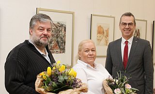 Schieder-Schwalenbergs neue Schiedspersonen: Stellvertretene Schiedsperson Kai Eikermann (von links), Birgitt Höhn und Schieder-Schwalenbergs Bürgermeister Jörg Bierwirth. Bürgermeister Bierwirth begrüßte beide im Amt und überreichte selbst gepflückte Blumen aus dem eigenen Garten. - Kyrill von Matuschka Schieder-Schwalenbergs neue Schiedspersonen: Stellvertretene Schiedsperson Kai Eikermann (von links), Birgitt Höhn und Schieder-Schwalenbergs Bürgermeister Jörg Bierwirth. Bürgermeister Bierwirth begrüßte beide im Amt und überreichte selbst gepflückte Blumen aus dem eigenen Garten. - Kyrill von Matuschka