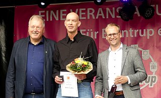 Er ist Sportler des Jahres: Karsten Trachte (Mitte). Sportausschussvorsitzender Willi Düwel (links) und Bürgermeister Borris Ortmeier gratulieren. - Rudi Rudolph
