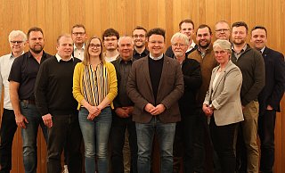 Bürgermeisterkandidat Julian Gerber (vorne, Mitte) und die Kandidatinnen und Kandidaten in den Wahlkreisen für die Wahl des Kalletaler Gemeinderates. - CDU Kalletal Bürgermeisterkandidat Julian Gerber (vorne, Mitte) und die Kandidatinnen und Kandidaten in den Wahlkreisen für die Wahl des Kalletaler Gemeinderates. - CDU Kalletal