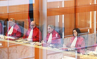 Der Erste Senat lehnte die Beschwerde der DFL im Polizeikostenstreit ab. - Uli Deck/dpa Der Erste Senat lehnte die Beschwerde der DFL im Polizeikostenstreit ab. - Uli Deck/dpa