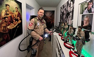Kevin Wünsch aus Lothe hat eine beeindruckende Ghostbusters-Sammlung in seiner Wohnung ausgestellt. Hier trägt er selbst eine Geisterjäger-Uniform. - Seda Hagemann Kevin Wünsch aus Lothe hat eine beeindruckende Ghostbusters-Sammlung in seiner Wohnung ausgestellt. Hier trägt er selbst eine Geisterjäger-Uniform. - Seda Hagemann