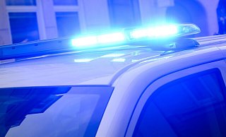 Am Polizeiauto entstand ein Totalschaden. (Symbolbild) - Julian Stratenschulte/dpa Am Polizeiauto entstand ein Totalschaden. (Symbolbild) - Julian Stratenschulte/dpa