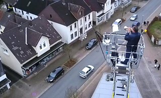 Klaus Riedel trompetet in luftiger Höhe. - Freitag TV Klaus Riedel trompetet in luftiger Höhe. - Freitag TV