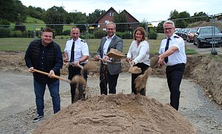 Projektleiter Florian Kenter (von links), Barntrups Feuerwehr-Chef Stefan Jakob, Bürgermeister Borris Ortmeier, Planerin Marina Klippenstein und Christian Meier, Einheitsführer in Sonneborn, machen den symbolischen ersten Spatenstich. Im Hintergrund ist schon die Fläche für den Anbau zu sehen. - Nadine Uphoff Projektleiter Florian Kenter (von links), Barntrups Feuerwehr-Chef Stefan Jakob, Bürgermeister Borris Ortmeier, Planerin Marina Klippenstein und Christian Meier, Einheitsführer in Sonneborn, machen den symbolischen ersten Spatenstich. Im Hintergrund ist schon die Fläche für den Anbau zu sehen. - Nadine Uphoff