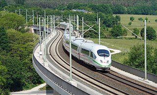 Eine solche zweigleisige Hochgeschwindigkeitsstrecke für bis zu Tempo 300 (im Bild ein ICE 3) plant die Deutsche Bahn auch zwischen Bielefeld und Hannover. - Deutsche Bahn AG / Volker Emersleben Eine solche zweigleisige Hochgeschwindigkeitsstrecke für bis zu Tempo 300 (im Bild ein ICE 3) plant die Deutsche Bahn auch zwischen Bielefeld und Hannover. - Deutsche Bahn AG / Volker Emersleben