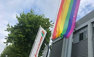 Diese Regenbogenflagge soll in Brand geraten sein. Nun ermittelt der Staatsschutz. - Instagram