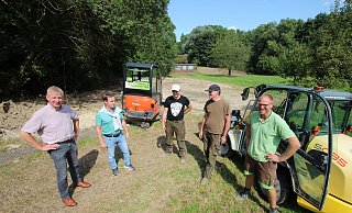 Hier wird's noch grüner und bunter, wissen Extertals Bürgermeister Frank Meier (von links), Eckhard Paulmann vom Bauamt sowie Leon Hubel, Carsten Thomas und Michael Winter von den beteiligten Garten- und Landschaftsbaufirmen. - Jens Rademacher Hier wird's noch grüner und bunter, wissen Extertals Bürgermeister Frank Meier (von links), Eckhard Paulmann vom Bauamt sowie Leon Hubel, Carsten Thomas und Michael Winter von den beteiligten Garten- und Landschaftsbaufirmen. - Jens Rademacher