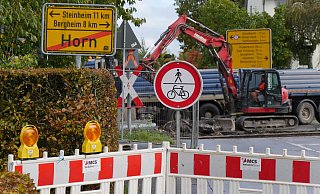 Der innerstädtische Teil der Steinheimer Straße ist derzeit gesperrt. Nun ist auch der Bahnübergang zu. Wer vom Hessenring kommt, muss umdrehen. - Jost Wolf Der innerstädtische Teil der Steinheimer Straße ist derzeit gesperrt. Nun ist auch der Bahnübergang zu. Wer vom Hessenring kommt, muss umdrehen. - Jost Wolf