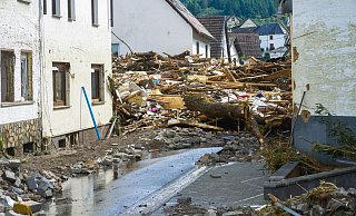 Aufgetürmt liegen Trümmer in dem besonders stark von dem Hochwasser betroffenen Ort Schuld. - Foto: Thomas Frey/dpa Aufgetürmt liegen Trümmer in dem besonders stark von dem Hochwasser betroffenen Ort Schuld. - Foto: Thomas Frey/dpa