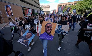 Eine kleine Gruppe von Demonstranten marschiert durch die Innenstadt von Minneapolis nach dem Urteil im Floyd-Prozess. - Foto: Julio Cortez/AP/dpa Eine kleine Gruppe von Demonstranten marschiert durch die Innenstadt von Minneapolis nach dem Urteil im Floyd-Prozess. - Foto: Julio Cortez/AP/dpa