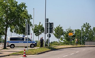 Beamte und ein Einsatzfahrzeug der Bundespolizei nahe einer Brücke am Grenzübergang nach Frankreich. - Foto: Philipp von Ditfurth/dpa