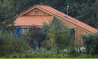 Im Keller des abgelegenen Bauernhofs soll eine Familie jahrelang v&ouml;llig isoliert gehaust haben. - Foto: Vincent Jannink/ANP/dpa