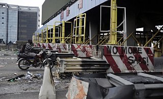 Nach einem Blutbad bei einer Kundgebung gegen Polizeiübergriffe gehen die Proteste in Nigeria unvermindert weiter. - Foto: Sunday Alamba/AP/dpa Nach einem Blutbad bei einer Kundgebung gegen Polizeiübergriffe gehen die Proteste in Nigeria unvermindert weiter. - Foto: Sunday Alamba/AP/dpa