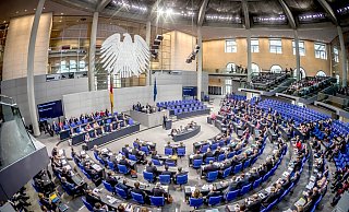Die Übersicht zeigt den Plenarsaal während einer Sitzung des Deutschen Bundestages. - Foto: Michael Kappeler/dpa