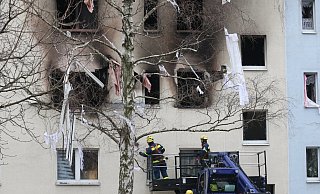 Verw&uuml;stung in Blankenburg: Nach der schweren Explosion in einem Wohnhaus h&auml;ngt ein kahler Baum voller Textilien. - Foto: Matthias Bein/dpa-Zentralbild/dpa