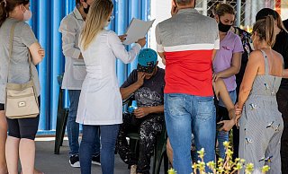 Angehörige versammeln sich nach der bewaffneten Attacke vor der Krippe. - Foto: Liamara Polli/AP/dpa