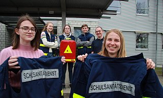 Sind ein ausgezeichnetes Team (von links): Chayenne Kloz, Livia Amelung, Judith Lange, Julius Brockmann und Alina Brinkmann von der Karla-Raveh-Gesamtschule haben beim Jugendrotkreuz-Wettbewerb den zweiten Platz belegt. Auch Lehrer Michael Bosse ist stolz. - Katrin Kantelberg