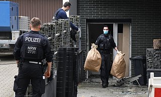 Einsatzkräfte bei einem großangelegten Einsatz gegen die Rauschgiftkriminalität vor einem Bürogebäude in Essen. - Foto: Stephan Witte/KDF-TV & Picture/dpa Einsatzkräfte bei einem großangelegten Einsatz gegen die Rauschgiftkriminalität vor einem Bürogebäude in Essen. - Foto: Stephan Witte/KDF-TV & Picture/dpa