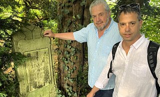 Erstmals am Grab der Großmutter auf dem jüdischen Friedhof: Miguel und Guillermo Lieber am Grabstein von Frieda Bornheim, die 1921 verstarb. - Horst Biere Erstmals am Grab der Großmutter auf dem jüdischen Friedhof: Miguel und Guillermo Lieber am Grabstein von Frieda Bornheim, die 1921 verstarb. - Horst Biere