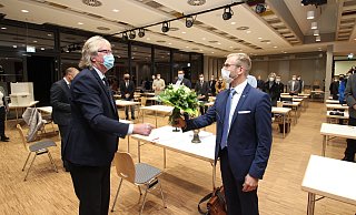 Adolf Albert (SPD, links) als ältestes Ratsmitglied führt Borris Ortmeier in das Barntruper Bürgermeisteramt ein. - Jens Rademacher