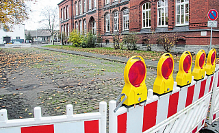 Die Straße Sedanplatz ist aktuell vor der Grundschule zwischen Paulinen-und Sedanstraße durch Poller vom fließenden Verkehr abgetrennt. - Dieter Asbrock
