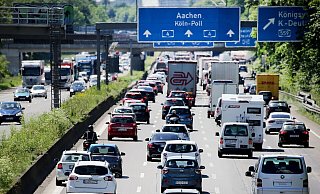 Fahrzeuge stehen auf der Autobahn A4 auf dem K&ouml;lner Ring im Stau. - Oliver Berg/dpa