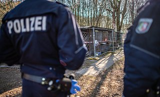 Polizisten stehen im März 2019 an der Baracke von Andreas V. auf dem Campingplatz in Elbrinxen. - Guido Kirchner/dpa