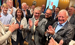 Meinolf Haase (CDU, Mitte) wird als neuer Landrat gefeiert. - Martin Hostert