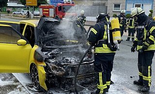 Das Fahrzeug ist aus bisher ungeklärter Ursache in Brand geraten. - Feuerwehr Blomberg